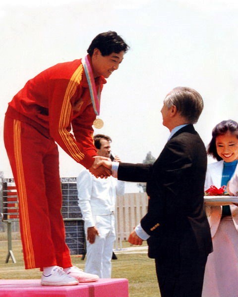 举重冠军获得中国冠军_举重冠军中国男_中国举重第一次获得冠军